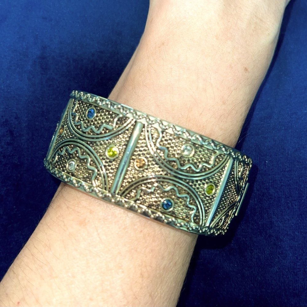 Vintage Rhinestones Gold Tone beautiful on
Hard Hinged Bangle Bracelet 2 1/2” W - Picture 5 of 5